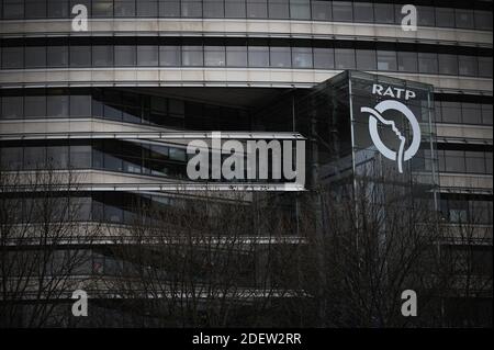 Illustration RATP Hauptsitz ( HQ ) am 27. Dezember 2019 in Paris während eines Streiks der öffentlichen Verkehrsmittel. Alle Gewerkschaften von RATP, der Pariser Verkehrsbehörde, die die Metrolinien der Hauptstadt betreibt, begannen am 5. Dezember einen Streik, um gegen die Reform der Rentensysteme und das Ende ihrer Sonderregelungen zu protestieren. Foto von Eliot Blondt/ABACAPRESS.COM Stockfoto