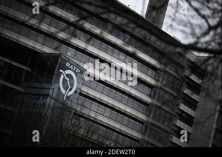 Illustration RATP Hauptsitz ( HQ ) am 27. Dezember 2019 in Paris während eines Streiks der öffentlichen Verkehrsmittel. Alle Gewerkschaften von RATP, der Pariser Verkehrsbehörde, die die Metrolinien der Hauptstadt betreibt, begannen am 5. Dezember einen Streik, um gegen die Reform der Rentensysteme und das Ende ihrer Sonderregelungen zu protestieren. Foto von Eliot Blondt/ABACAPRESS.COM Stockfoto