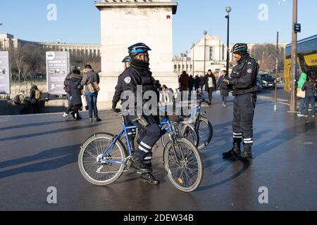 La Brigade Territoriale de Contact patrouille aux abords de la Tour Eiffel à Paris le 30 décembre 2019. Die territoriale Kontaktbrigade patrouilliert am Eiffelturm während der Silvesterfeier in Paris, Frankreich, am 30. Dezember 2019. Foto von Florent Bardos/ABACAPRESS.COM Stockfoto