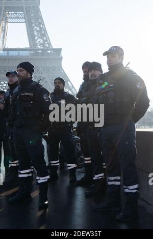 La Brigade Territoriale de Contact patrouille aux abords de la Tour Eiffel à Paris le 30 décembre 2019. Die territoriale Kontaktbrigade patrouilliert am Eiffelturm während der Silvesterfeier in Paris, Frankreich, am 30. Dezember 2019. Foto von Florent Bardos/ABACAPRESS.COM Stockfoto