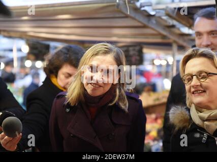 Die französische Juniorministerin für Wirtschaft und Finanzen Agnes Pannier-Runacher trifft sich am letzten Tag des Jahres, am 31. Dezember 2019, mit Händlern bei ihrem Besuch auf dem Place Maubert im 5. Bezirk von Paris. Foto von Patrice Pierrot/Avenir Pictures/ABACAPRESS.COM Stockfoto