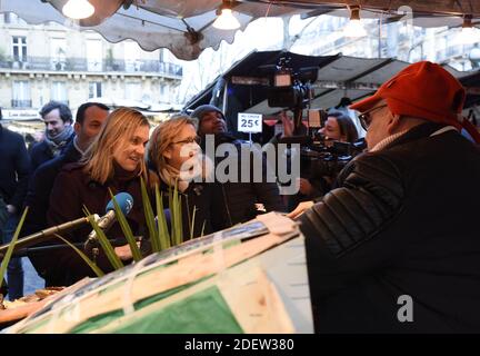 Die französische Juniorministerin für Wirtschaft und Finanzen Agnes Pannier-Runacher trifft sich am letzten Tag des Jahres, am 31. Dezember 2019, mit Händlern bei ihrem Besuch auf dem Place Maubert im 5. Bezirk von Paris. Foto von Patrice Pierrot/Avenir Pictures/ABACAPRESS.COM Stockfoto