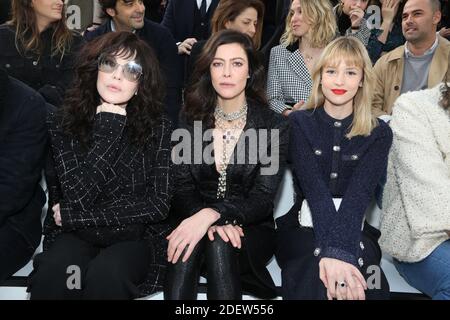 Isabelle Adjani, Anna Mouglalis und Angele besuchen die Chanel-Show im Rahmen der Paris Fashion Week Womenswear Herbst/Winter 2020/2021 in Paris, Frankreich am 03. März 2020. Foto von Jerome Domine/ABACAPRESS.COM Stockfoto