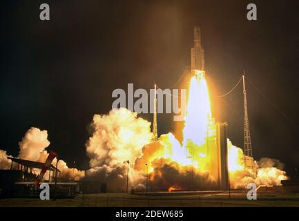 Kourou, Guyane, Frankreich am 26,2019. November.die Einführung der Ariane 5 VA250.mit der Einführung der Ariane-Trägerfamilie im Jahr 250 feiert Arianespace in diesem Jahr 2020 ihr 40-jähriges Bestehen. Seit 1980 hat Arianespace insgesamt 318 Starts mit 688 Raumflugpassagieren für mehr als 100 Kunden durchgeführt, durchgeführt von 250 Ariane-Trägerraketen und der neuen Vega , Sojus. Ariane Launcher Familie,1,2,3,4,5 Versionen im Einsatz von Europa Spaceport in Französisch-Guayana seit 24/12/1979. Die Zukunft wird mit der kommenden Ariane 6 gesichert. Foto von Patrick Aventurier/ABACAPRESS.COM Stockfoto