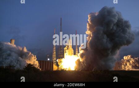 Kourou, Guyane, Frankreich am 26,2019. November.die Einführung der Ariane 5 VA250.mit der Einführung der Ariane-Trägerfamilie im Jahr 250 feiert Arianespace in diesem Jahr 2020 ihr 40-jähriges Bestehen. Seit 1980 hat Arianespace insgesamt 318 Starts mit 688 Raumflugpassagieren für mehr als 100 Kunden durchgeführt, durchgeführt von 250 Ariane-Trägerraketen und der neuen Vega , Sojus. Ariane Launcher Familie,1,2,3,4,5 Versionen im Einsatz von Europa Spaceport in Französisch-Guayana seit 24/12/1979. Die Zukunft wird mit der kommenden Ariane 6 gesichert. Foto von Patrick Aventurier/ABACAPRESS.COM Stockfoto