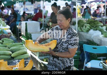 SAINT LAURENT DU MARONI, FRANZÖSISCH-GUYANA -NOVEMBER 13: Hmongs Markt im November 13, 2019 in Saint Laurent Du Maroni, Französisch-Guyana.die Hmong sind ein südostasiatisches Volk aus den Bergen, die seit 40 Jahren von Laos und Vietnam Gouvernements verfolgt werden. Es war der Vietnamkrieg, der ihre Isolation brach. Nachdem sie 1950 mit der französischen Armee und 1970 mit den Amerikanern für ihre Freiheit gekämpft hatten, sind viele Hmongs heute Flüchtlinge in Französisch-Guyana und in den USA.(Photo by Patrick Aventurier/ABACAPRESS.COM) Stockfoto