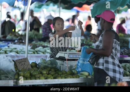 SAINT LAURENT DU MARONI, FRANZÖSISCH-GUYANA -NOVEMBER 13: Hmongs Markt im November 13, 2019 in Saint Laurent Du Maroni, Französisch-Guyana.die Hmong sind ein südostasiatisches Volk aus den Bergen, die seit 40 Jahren von Laos und Vietnam Gouvernements verfolgt werden. Es war der Vietnamkrieg, der ihre Isolation brach. Nachdem sie 1950 mit der französischen Armee und 1970 mit den Amerikanern für ihre Freiheit gekämpft hatten, sind viele Hmongs heute Flüchtlinge in Französisch-Guyana und in den USA.(Photo by Patrick Aventurier/ABACAPRESS.COM) Stockfoto