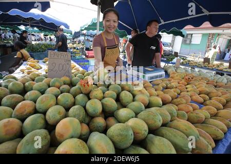 SAINT LAURENT DU MARONI, FRANZÖSISCH-GUYANA -NOVEMBER 13: Hmongs Markt im November 13, 2019 in Saint Laurent Du Maroni, Französisch-Guyana.die Hmong sind ein südostasiatisches Volk aus den Bergen, die seit 40 Jahren von Laos und Vietnam Gouvernements verfolgt werden. Es war der Vietnamkrieg, der ihre Isolation brach. Nachdem sie 1950 mit der französischen Armee und 1970 mit den Amerikanern für ihre Freiheit gekämpft hatten, sind viele Hmongs heute Flüchtlinge in Französisch-Guyana und in den USA.(Photo by Patrick Aventurier/ABACAPRESS.COM) Stockfoto