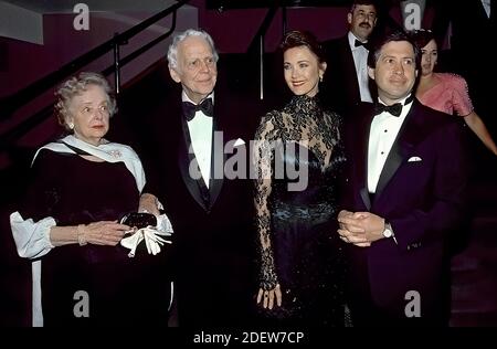 Washington DC, USA, 11. Mai 1991L-R Margery Clifford Ihr Mann ehemaliger Verteidigungsminister und Berater des Präsidenten Clark Clifford Schauspielerin Lynda Carter und ihr Mann Robert Altman bei der jährlichen American Cancer Ball Fundraiser Credit: Mark Reinstein/MediaPunch Stockfoto