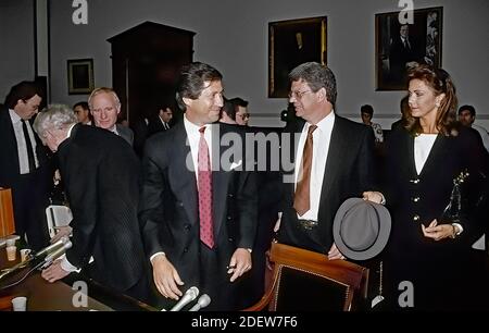 Washington DC, USA, 11. September 1991 Robert Altman Präsident von American Bankshares nach dem Zeugnis bei der House Banking Committee Hearings on BCCI bereitet sich auf den Abschied mit seiner Frau Schauspielerin Lynda Carter(R) Kredit: Mark Reinstein/MediaPunch Stockfoto