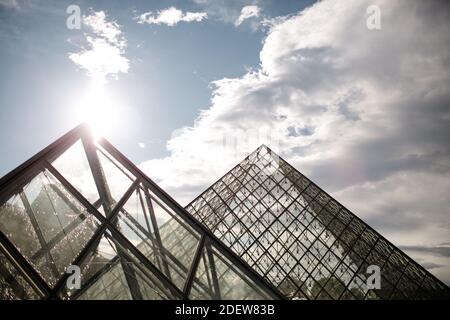 Sonnenuntergang im Louvre in Paris Stockfoto