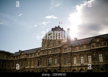 Sunflare im Louvre in Paris Stockfoto