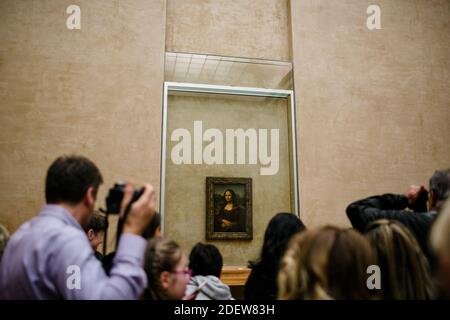 Blick auf Mona Lisa im Louvre durch Menschenmassen In Paris Stockfoto