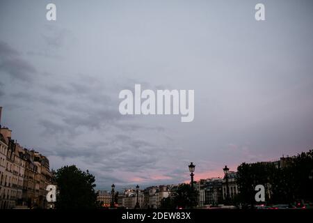 Dämmerung Blick auf Gebäude & Himmel in Paris Stockfoto