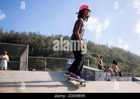 Junge Skateboarderin auf einer Rampe im Skatepark Stockfoto