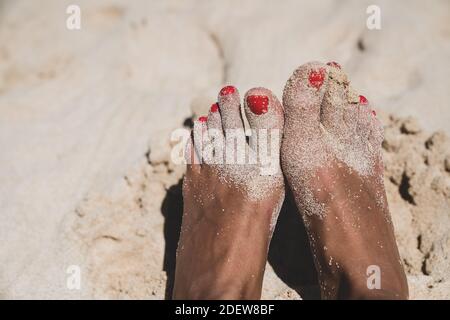 Sandige Füße und lackierte Zehennägel am Strand hawaii Stockfoto