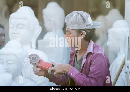 Junge Marmorschnitzerei Buddha Statue, Mandalay, Myanmar Stockfoto