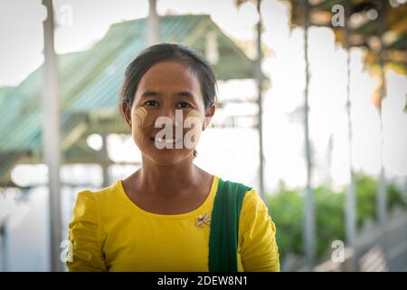 Frau mit Blättern im Gesicht von Thanaka, Mandalay, Myanmar Stockfoto