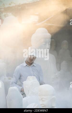 Junge Marmorschnitzerei Buddha Statue, Mandalay, Myanmar Stockfoto