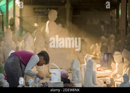 Junge Marmorschnitzer, die Buddha-Statue schnitzen, Mandalay, Myanmar Stockfoto