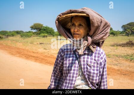 Porträt einer älteren Frau mit Thanaka im Gesicht, die während eines sonnigen Tages einen Schal trägt, Bagan, Myanmar Stockfoto