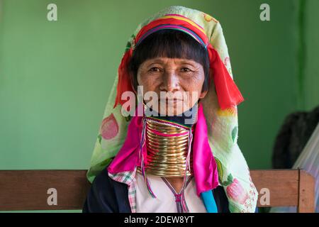 Porträt einer älteren burmesischen Frau aus dem Kayan-Stamm, Inle-See, Myanmar Stockfoto