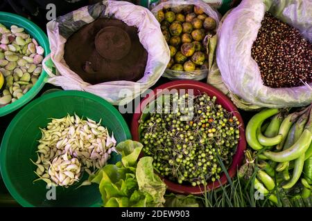 Draufsicht auf verschiedene Gemüse auf dem Markt angeboten, Nyaungshwe, Inle See, Myanmar Stockfoto