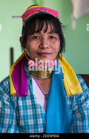 Porträt einer burmesischen Frau aus dem Kayan-Stamm, Inle-See, Myanmar Stockfoto