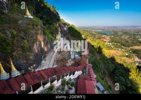 Überdachte Treppe führt zu Pindaya Höhlen aus dem Dorf, Pindaya, Myanmar Stockfoto