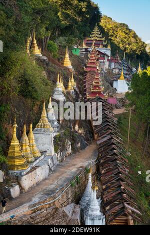 Überdachte Treppe führt zu Pindaya Höhlen aus dem Dorf, Pindaya, Myanmar Stockfoto