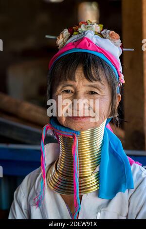 Porträt einer älteren burmesischen Frau aus dem Stamm der Kayan, Loikaw, Myanmar Stockfoto