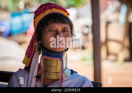 Porträt einer burmesischen Frau aus dem Kayan-Stamm, Loikaw, Myanmar Stockfoto