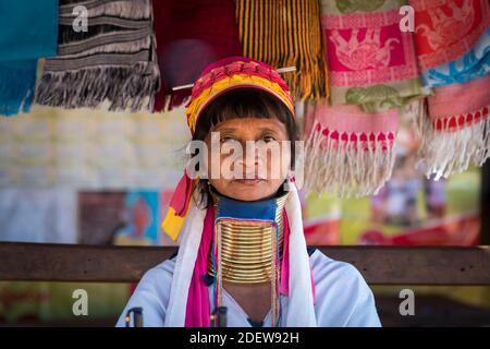 Porträt einer burmesischen Frau aus dem Kayan-Stamm, Loikaw, Myanmar Stockfoto