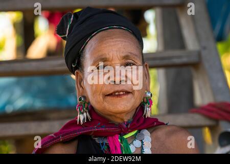 Porträt einer Frau aus dem Stamm der Kayah, Loikaw, Myanmar Stockfoto