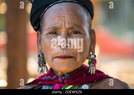Porträt einer Frau aus dem Stamm der Kayah, Loikaw, Myanmar Stockfoto
