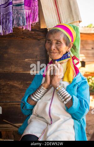 Porträt einer älteren burmesischen Frau aus dem Stamm der Kayan, Loikaw, Myanmar Stockfoto