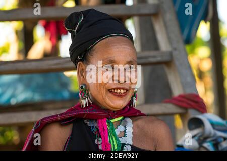 Erwachsene Frau aus dem Stamm Kayah, in der Nähe von Loikaw, Myanmar Stockfoto