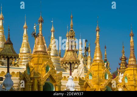 Detailaufnahme von vergoldeten Pagoden im Shwedagon Pagoda Complex, Yangon, Myanmar Stockfoto