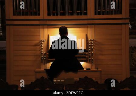 Mann spielt Pfeifenorgel in einer Kirche Stockfoto