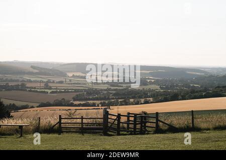 Blick auf den Sonnenuntergang vom Butser Hill nach Westen Stockfoto