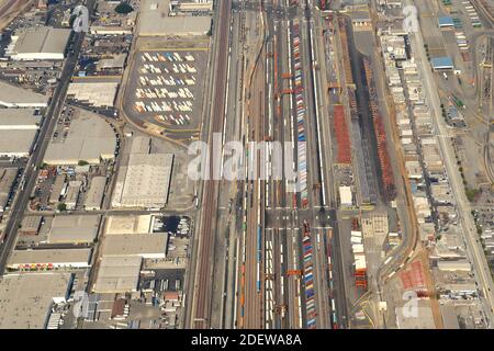 BNSF Railway Company intermodale Frachtoperationen in Los Angeles, USA. Luftaufnahme der Gütertransportanlage mit mehreren Containern. Stockfoto