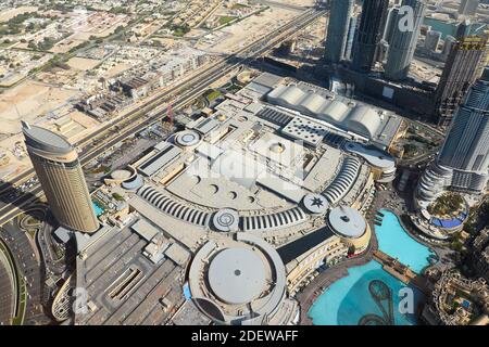 Die Dubai Mall, das größte Einkaufszentrum der Welt, befindet sich in Dubai, Vereinigte Arabische Emirate. Luftaufnahme von der Außenansicht des Emaar-Grundstücks. Stockfoto