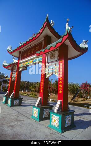 Der Cebu Taoist Tempel befindet sich in der Beverly Hills Unterteilung von Cebu City auf den Philippinen. Cebu City liegt auf Cebu Island in der Central Visayas Region der Philippinen, der Tempel ist eine hoch aufragende, mehrstufige, mehrfarbigen Attraktion, die durch drei separate gewundene Routen zugänglich ist. Im Bild: Der Eingang zum Tempel. Stockfoto