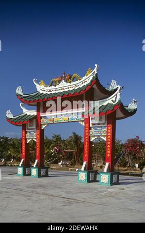 Der Cebu Taoist Tempel befindet sich in der Beverly Hills Unterteilung von Cebu City auf den Philippinen. Cebu City liegt auf Cebu Island in der Central Visayas Region der Philippinen, der Tempel ist eine hoch aufragende, mehrstufige, mehrfarbigen Attraktion, die durch drei separate gewundene Routen zugänglich ist. Im Bild: Der Eingang zum Tempel. Stockfoto