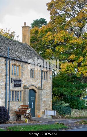 Broadway Museum und Kunstgalerie im Herbst. Broadway, Cotswolds, Worcestershire, England Stockfoto