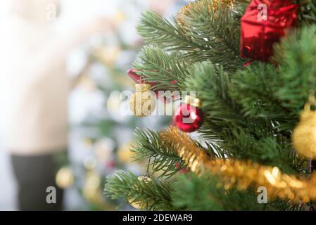 In der Nähe der bunten Ornamenten auf Weihnachtsbaum Stockfoto