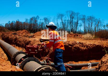 Wartung der Wasserleitung im Boden Stockfoto