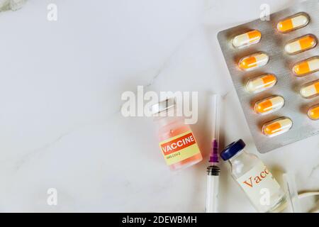 Impffläschchen SARS-Cov-2 Injektion Prävention Immunisierung von COVID-19 Impfstoffen auf medizinische Spritze Injektion und Medikamente Pillen, Tabletten Kapseln Stockfoto