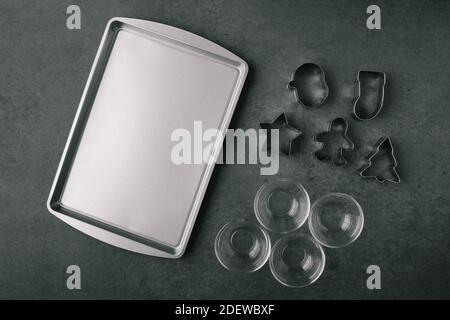 Cookie Tablett Weihnachten Cookie Ausstecher und Schneidebrette auf dunkel Schieferstruktur Stockfoto