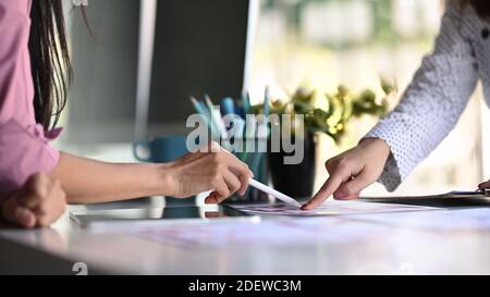 Zugeschnittenes Bild von ux Graphic Designer kreative Gruppe planen Anwendung Prozess Entwicklung Prototyp Wireframe für Web-Handy . Stockfoto